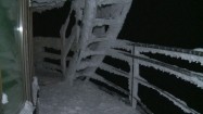 Zamarznięte schody obserwatorium na Śnieżce