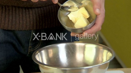 Wrzucanie masła do miski - X-Bank Gallery